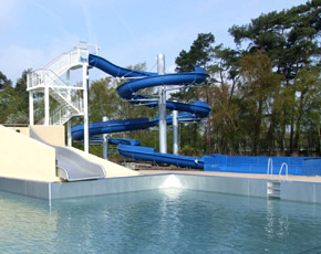 Wasserrutsche mit separatem Landebecken
