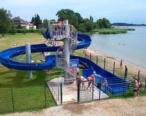 Wasserrutsche an Natursee 