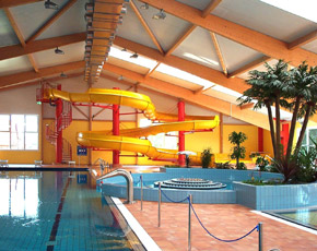 Wasserrutsche vollständig in Schwimmhalle 